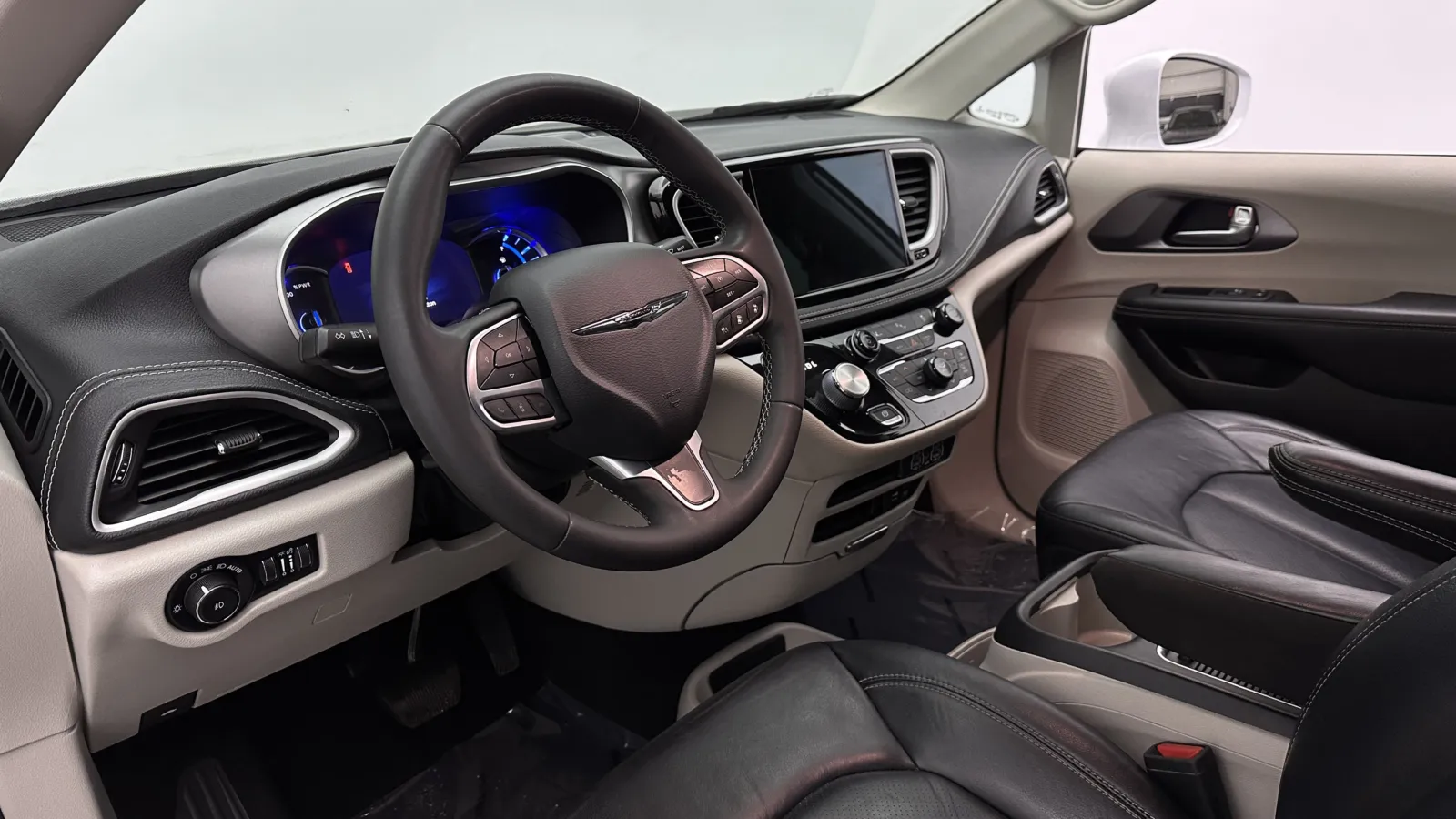 Chrysler Pacifica photo 10