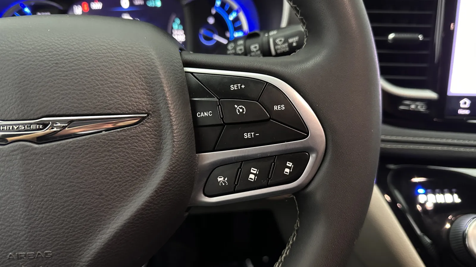 Chrysler Pacifica photo 19