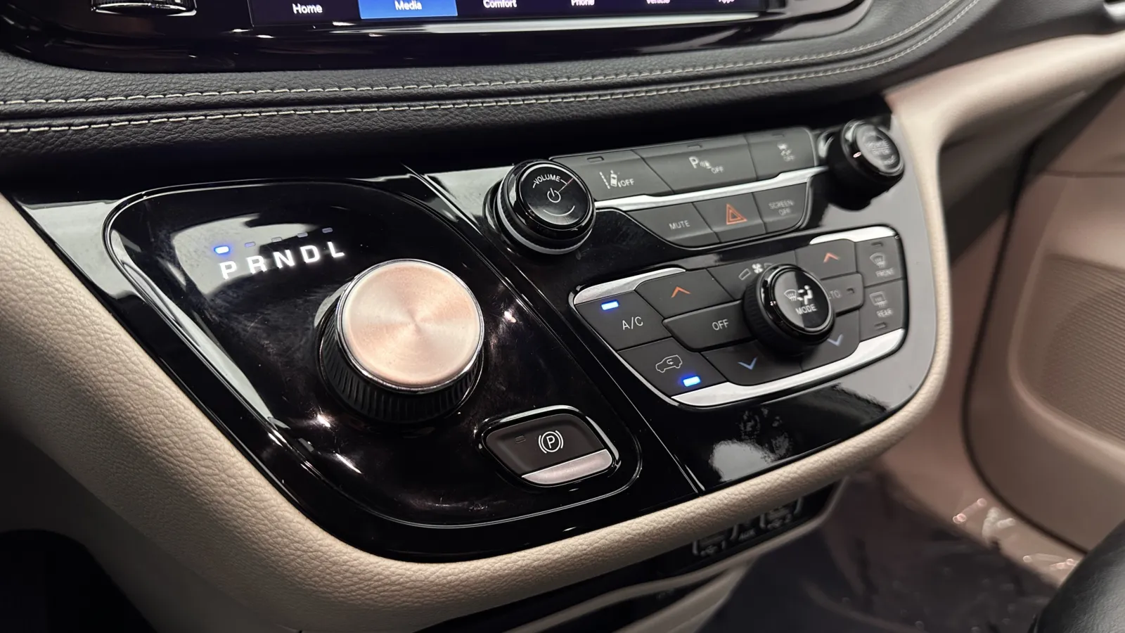 Chrysler Pacifica photo 16