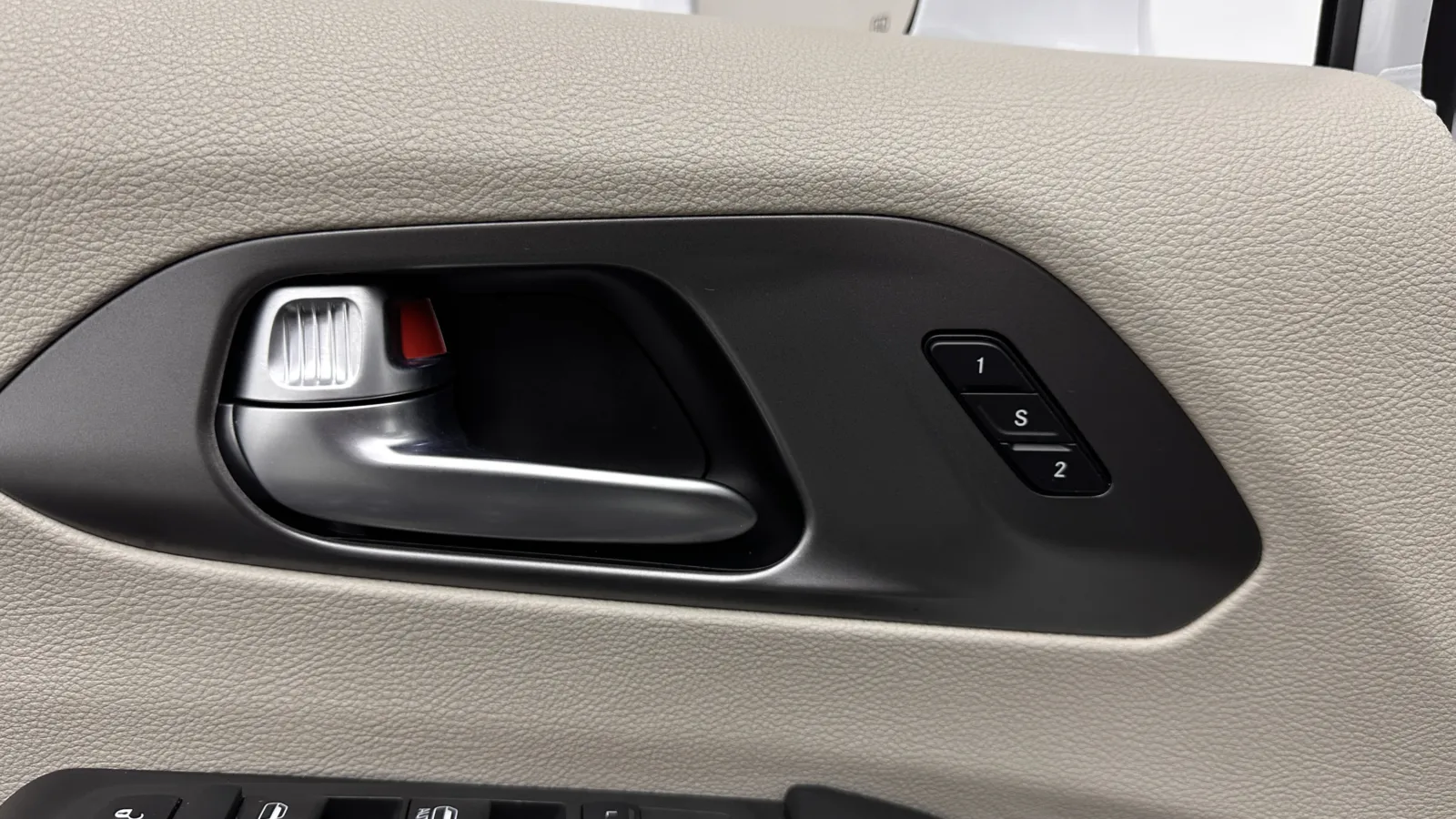 Chrysler Pacifica photo 12
