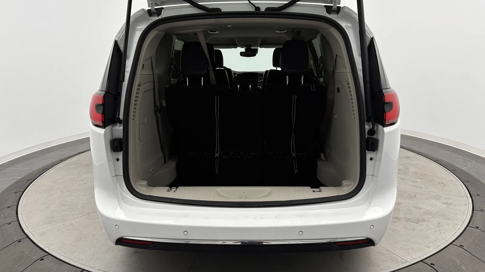 Chrysler Pacifica photo 30