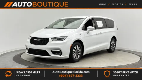 White 2022 Chrysler Pacifica Hybrid Touring L for sale in Jacksonville, FL