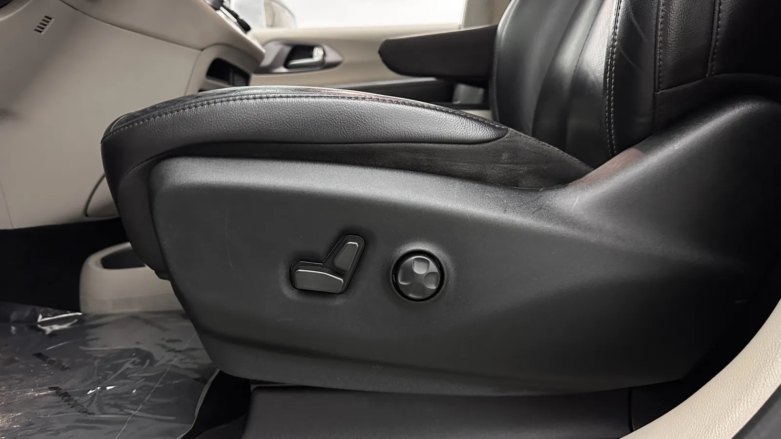 Chrysler Pacifica photo 14