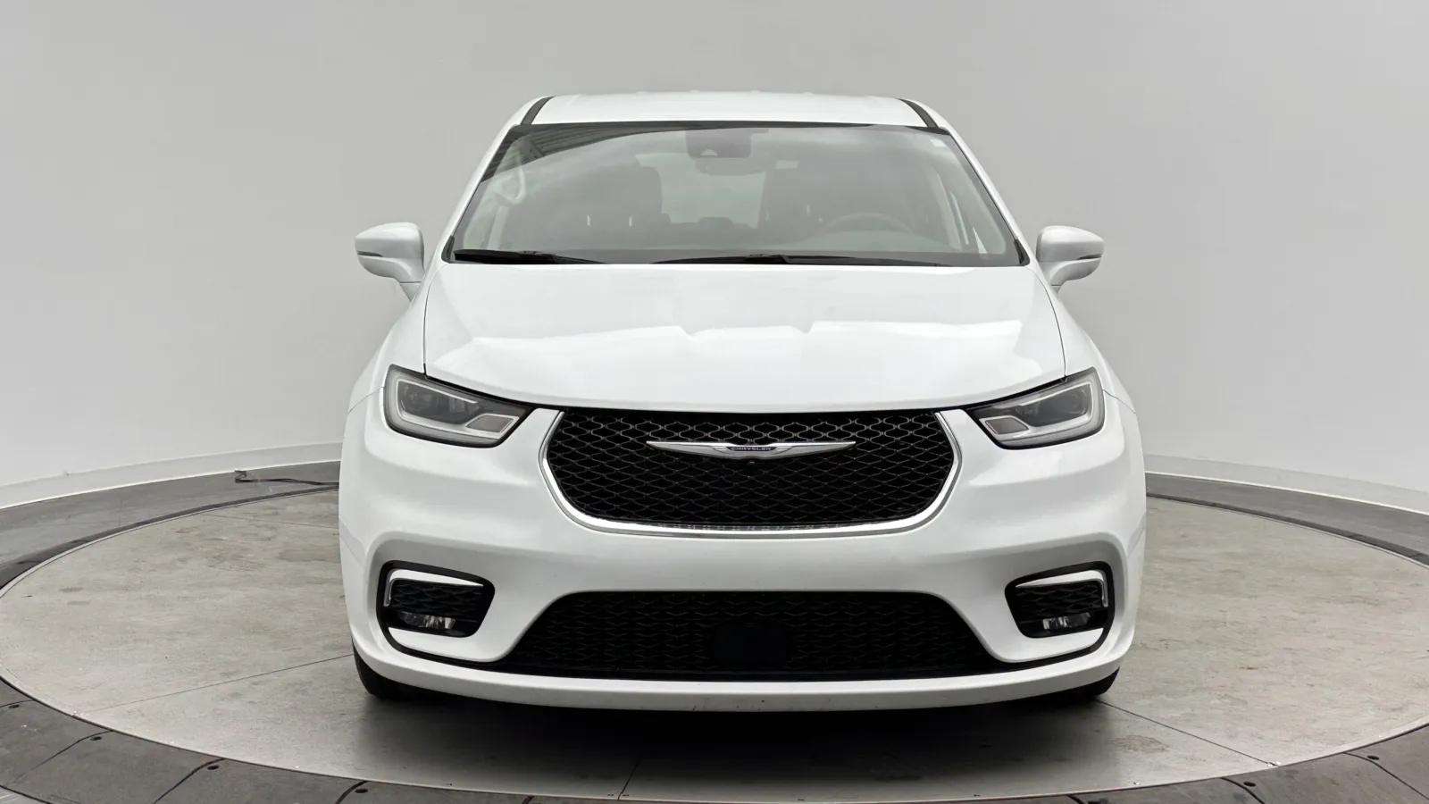 Chrysler Pacifica photo 2