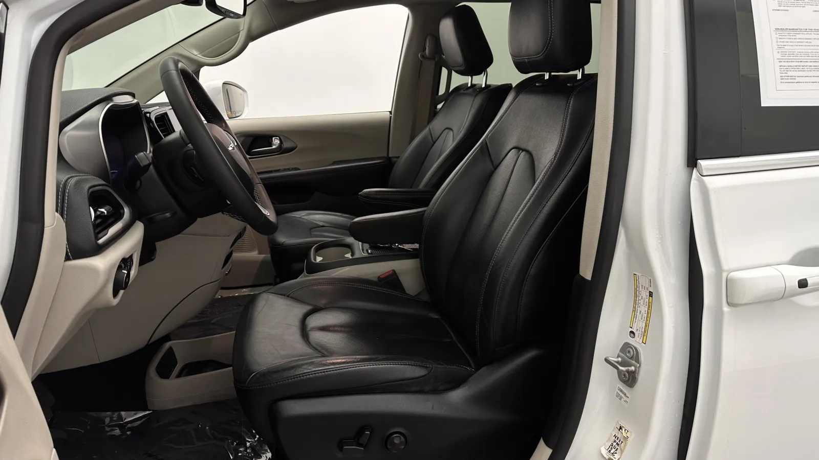 Chrysler Pacifica photo 15