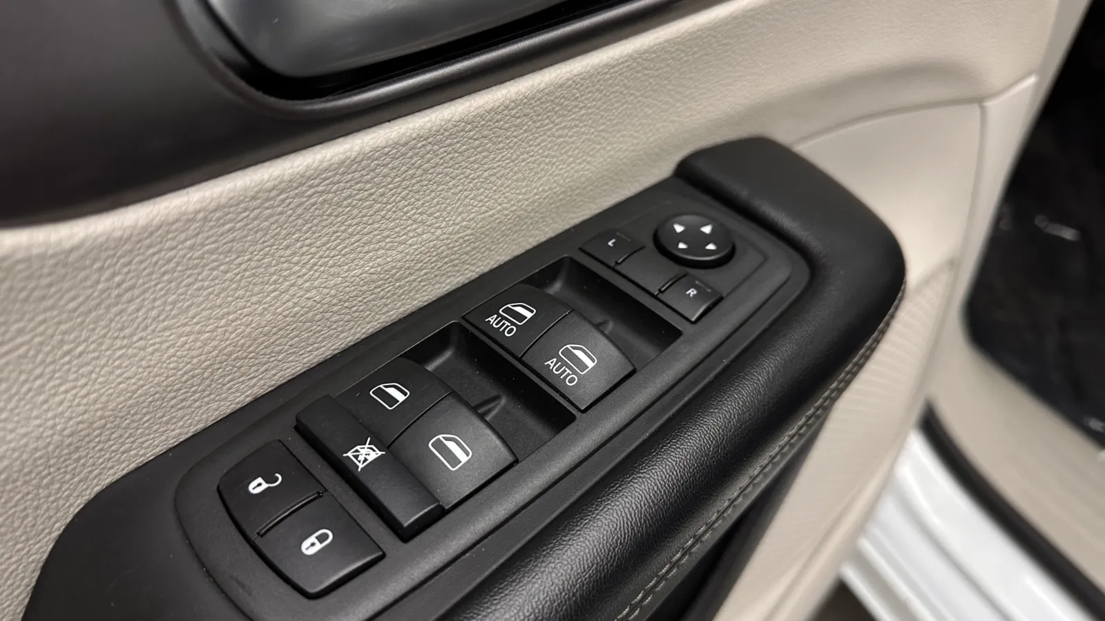 Chrysler Pacifica photo 11