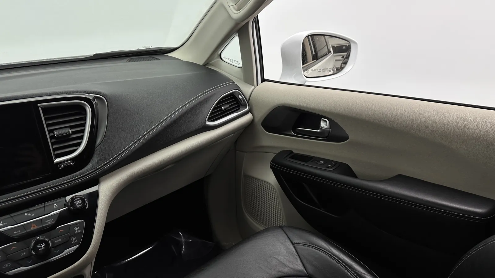 Chrysler Pacifica photo 29