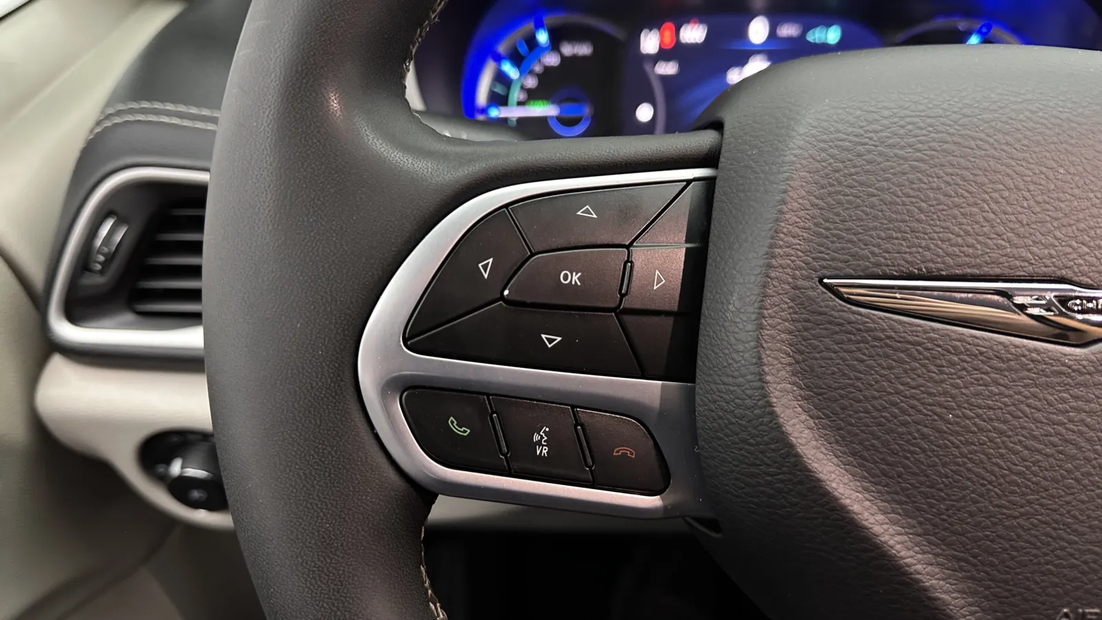Chrysler Pacifica photo 18
