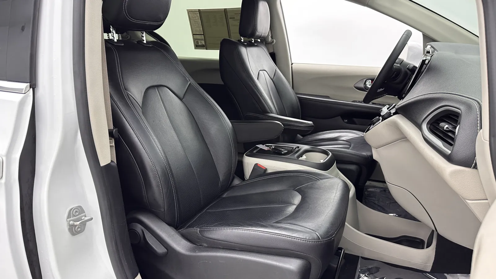 Chrysler Pacifica photo 35