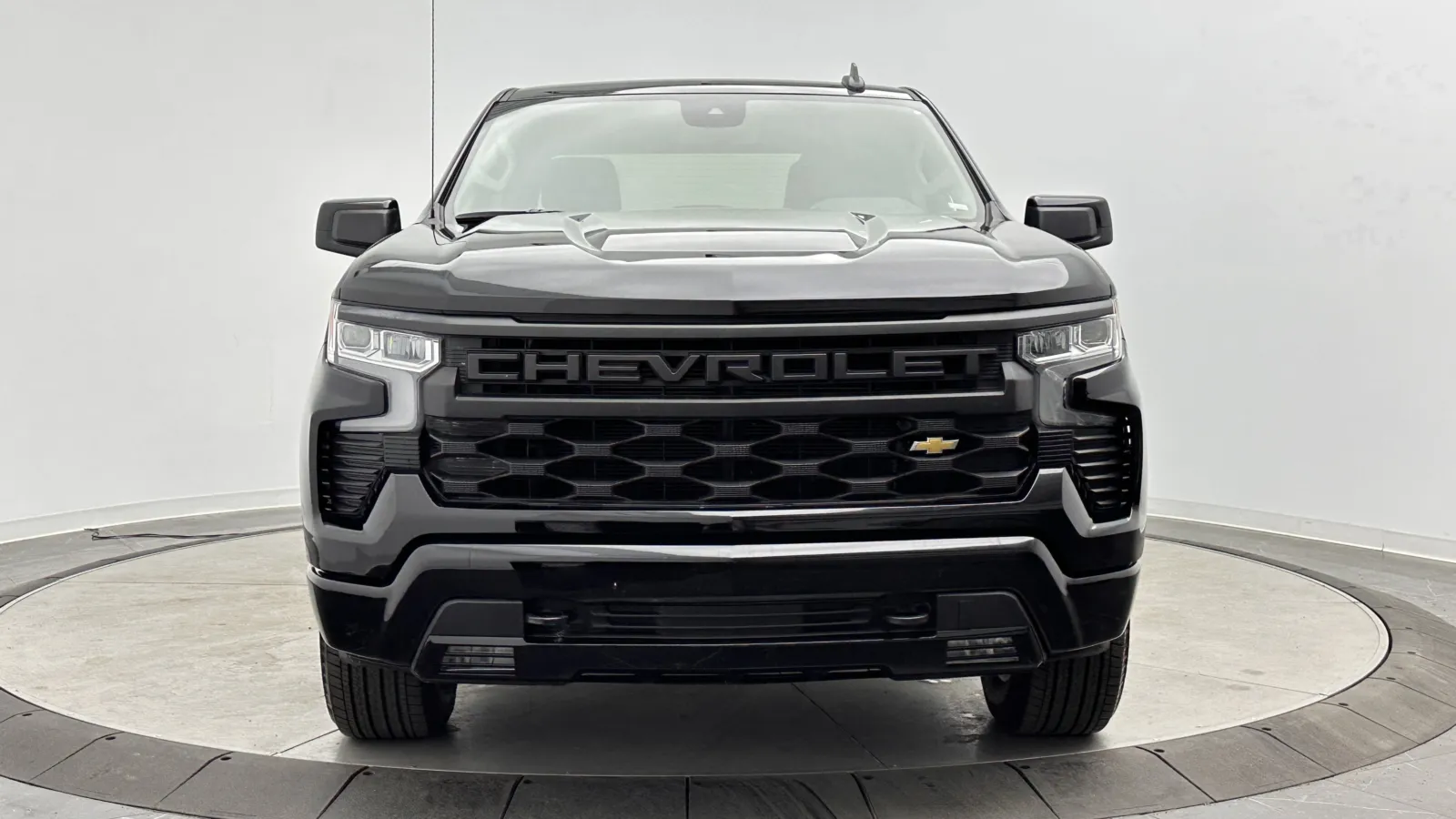 Chevrolet Silverado photo 2