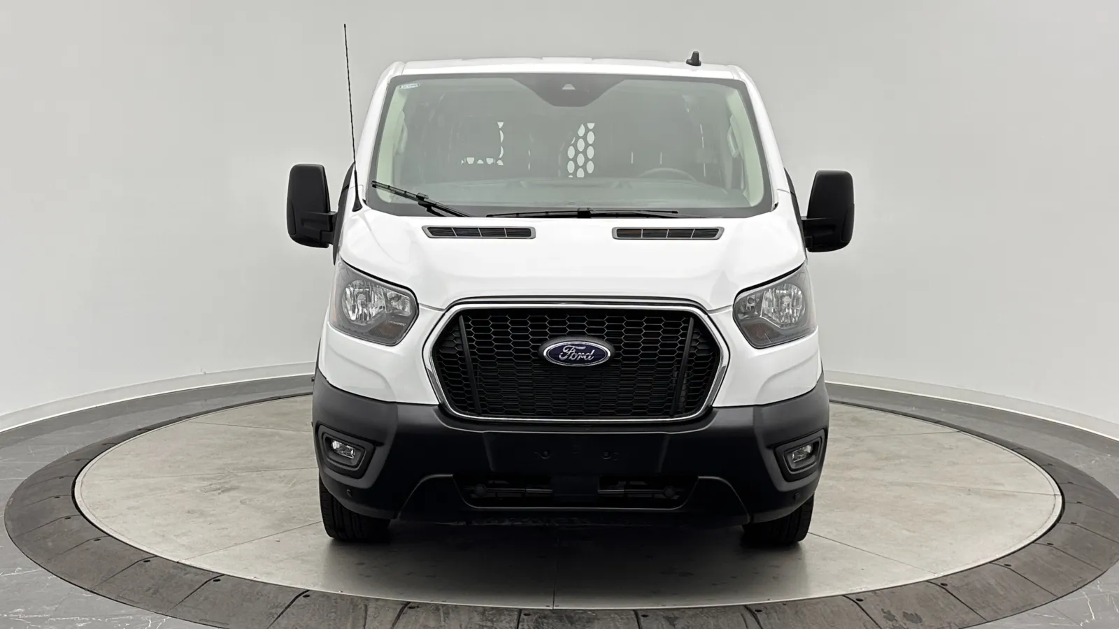 Ford Transit photo 2
