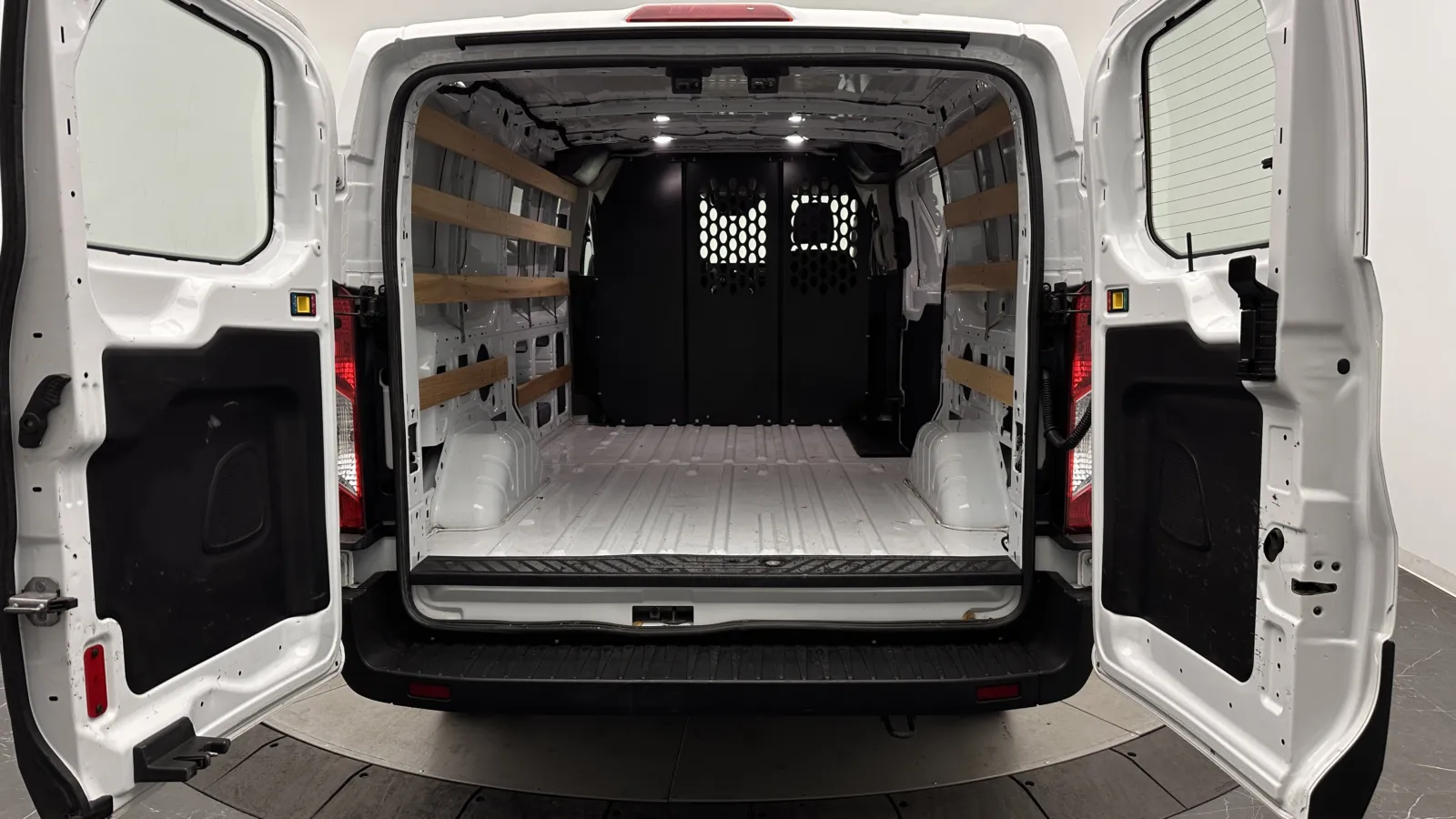 Ford Transit photo 21