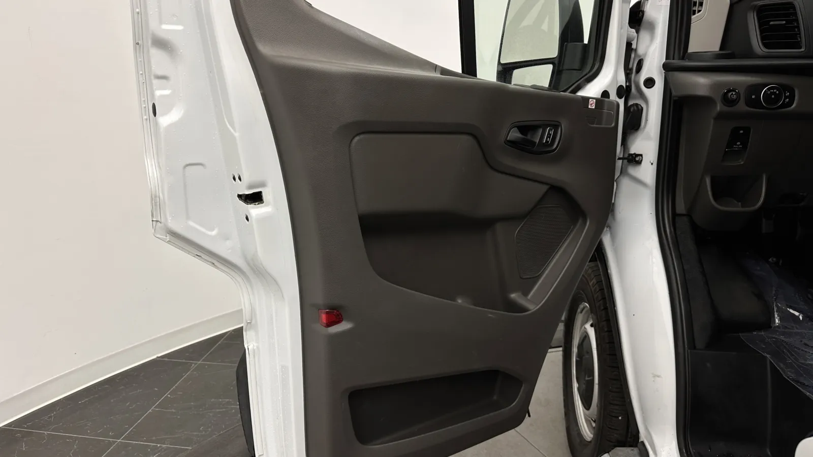 Ford Transit photo 9
