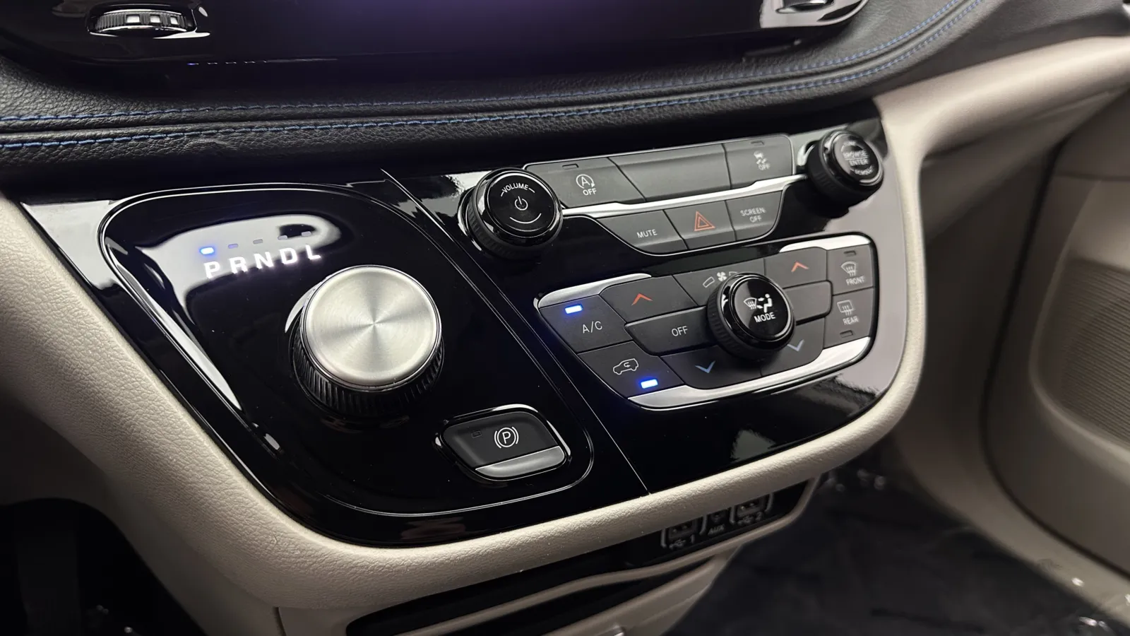 Chrysler Voyager photo 12