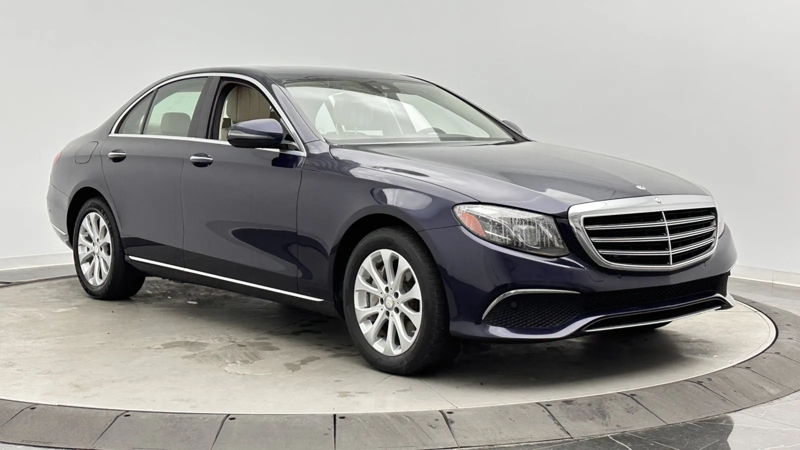 Mercedes-Benz E-Class photo 3