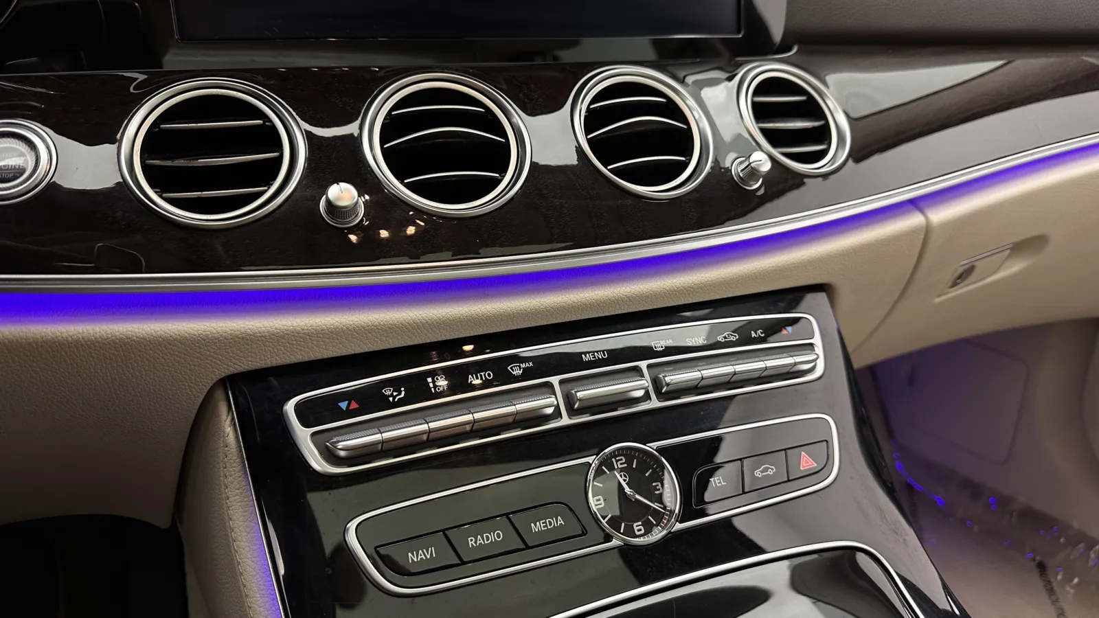 Mercedes-Benz E-Class photo 16