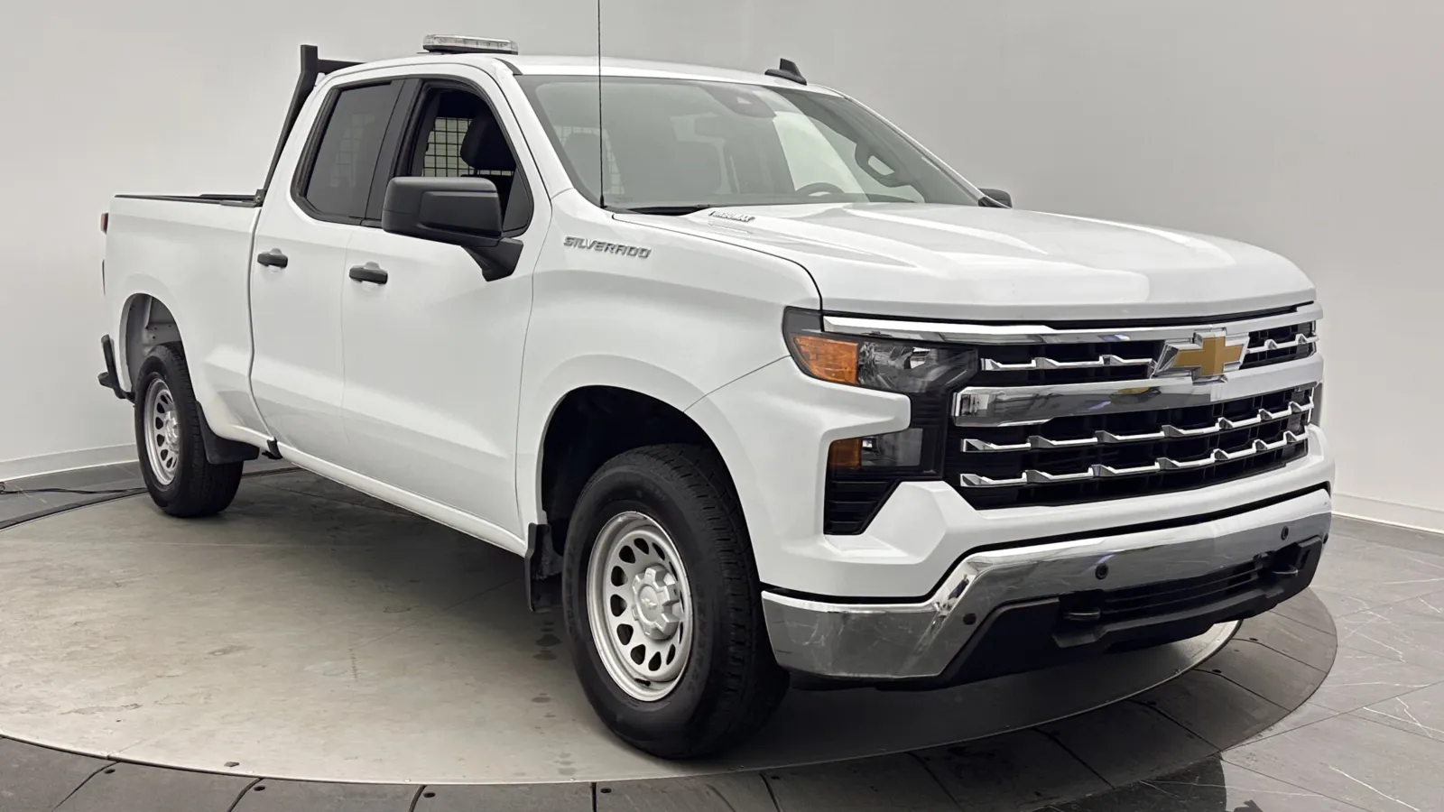 Chevrolet Silverado photo 3