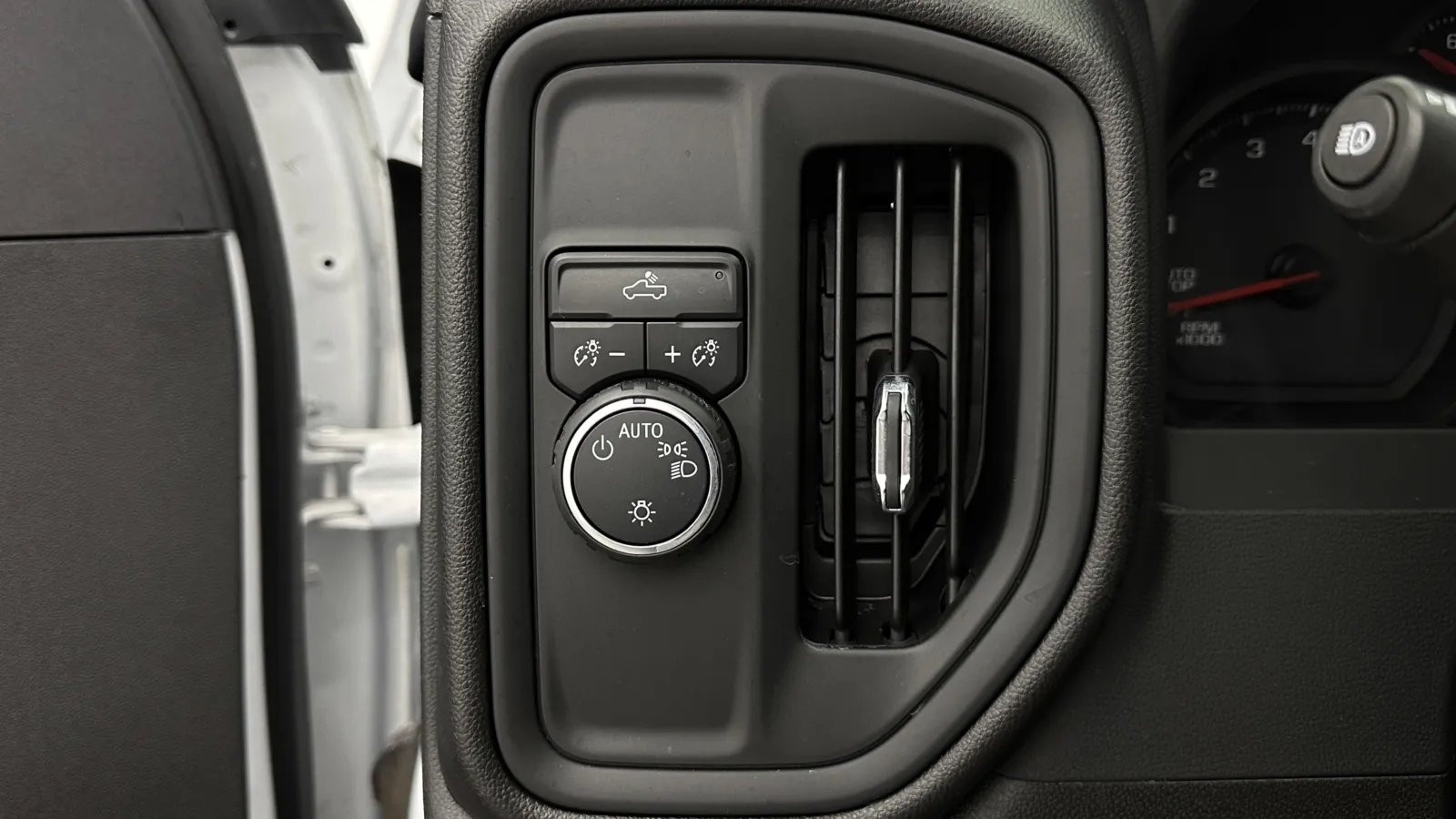 Chevrolet Silverado photo 17