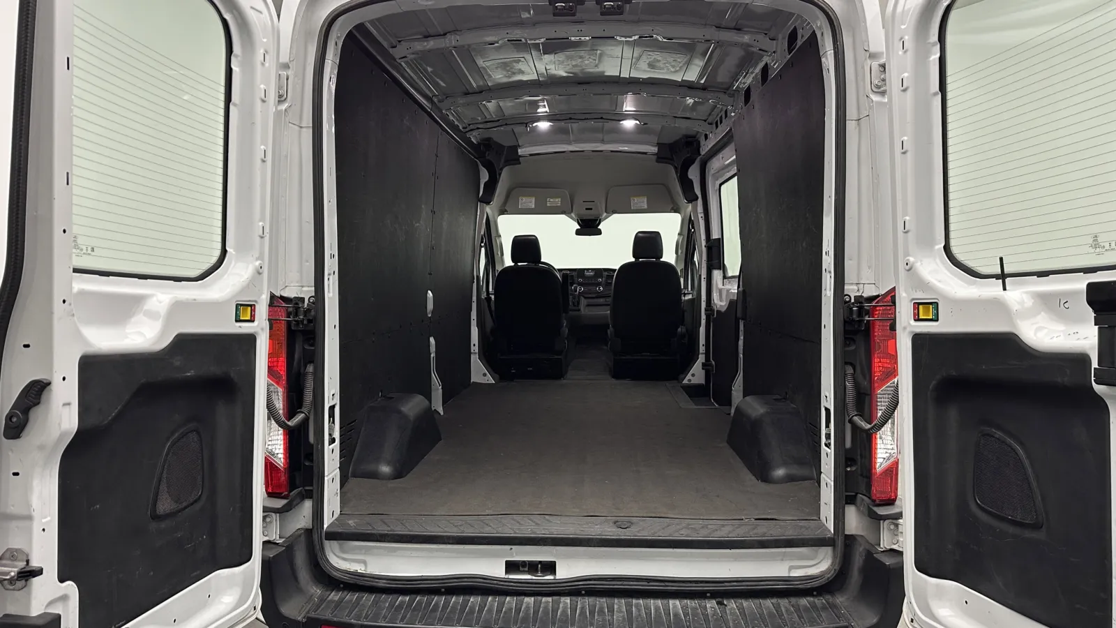 Ford Transit photo 22