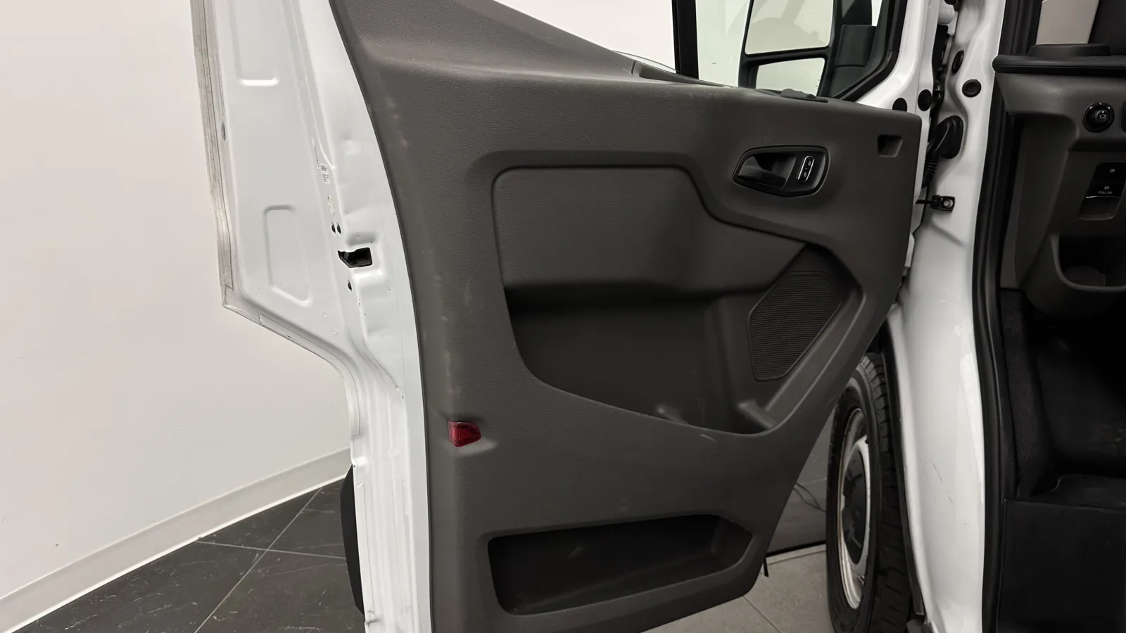 Ford Transit photo 9