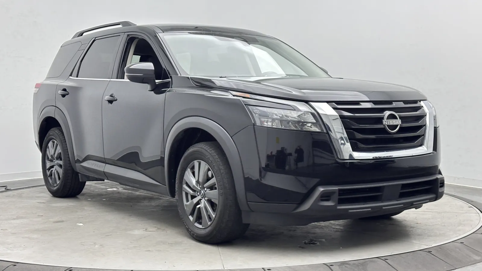 Nissan Pathfinder photo 3