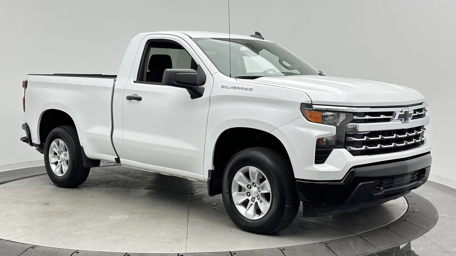 Chevrolet Silverado photo 3