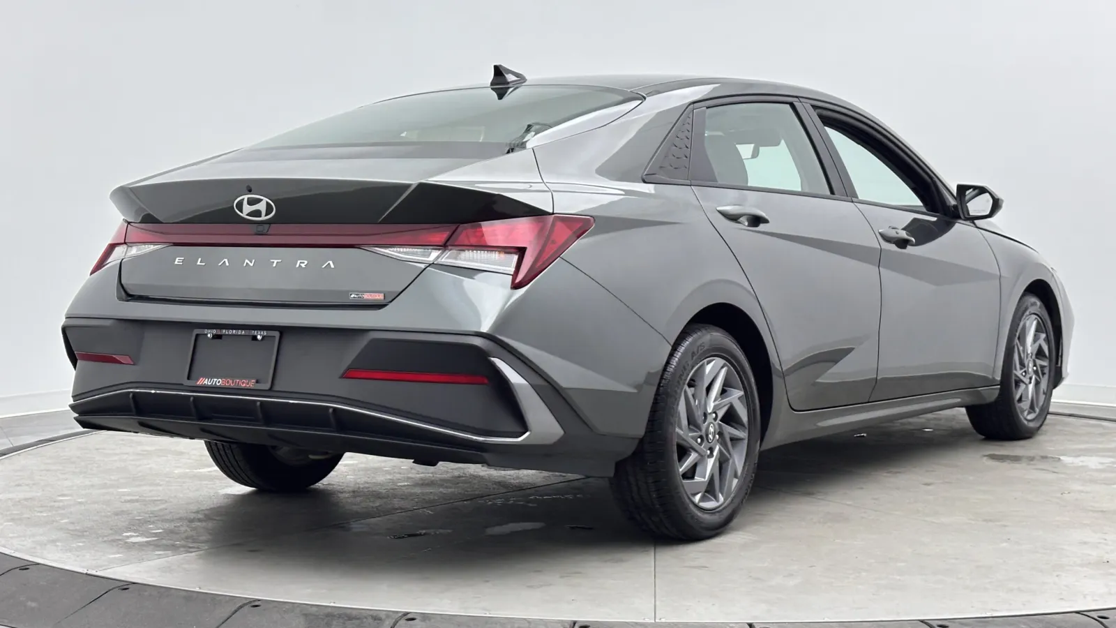 Hyundai Elantra photo 7