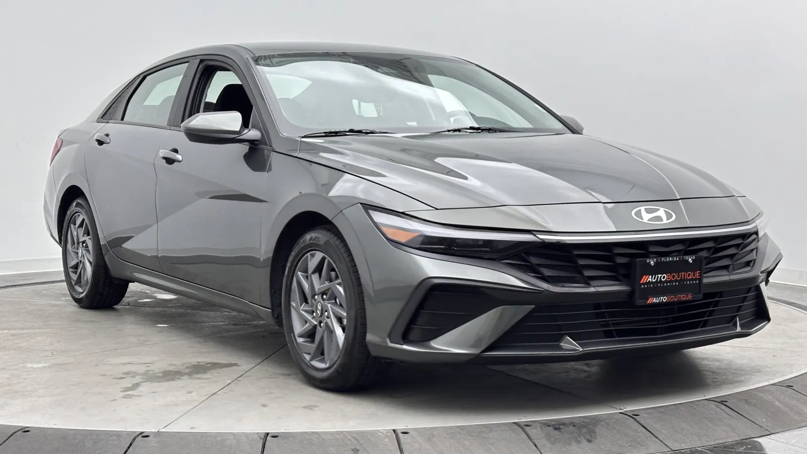 Hyundai Elantra photo 3