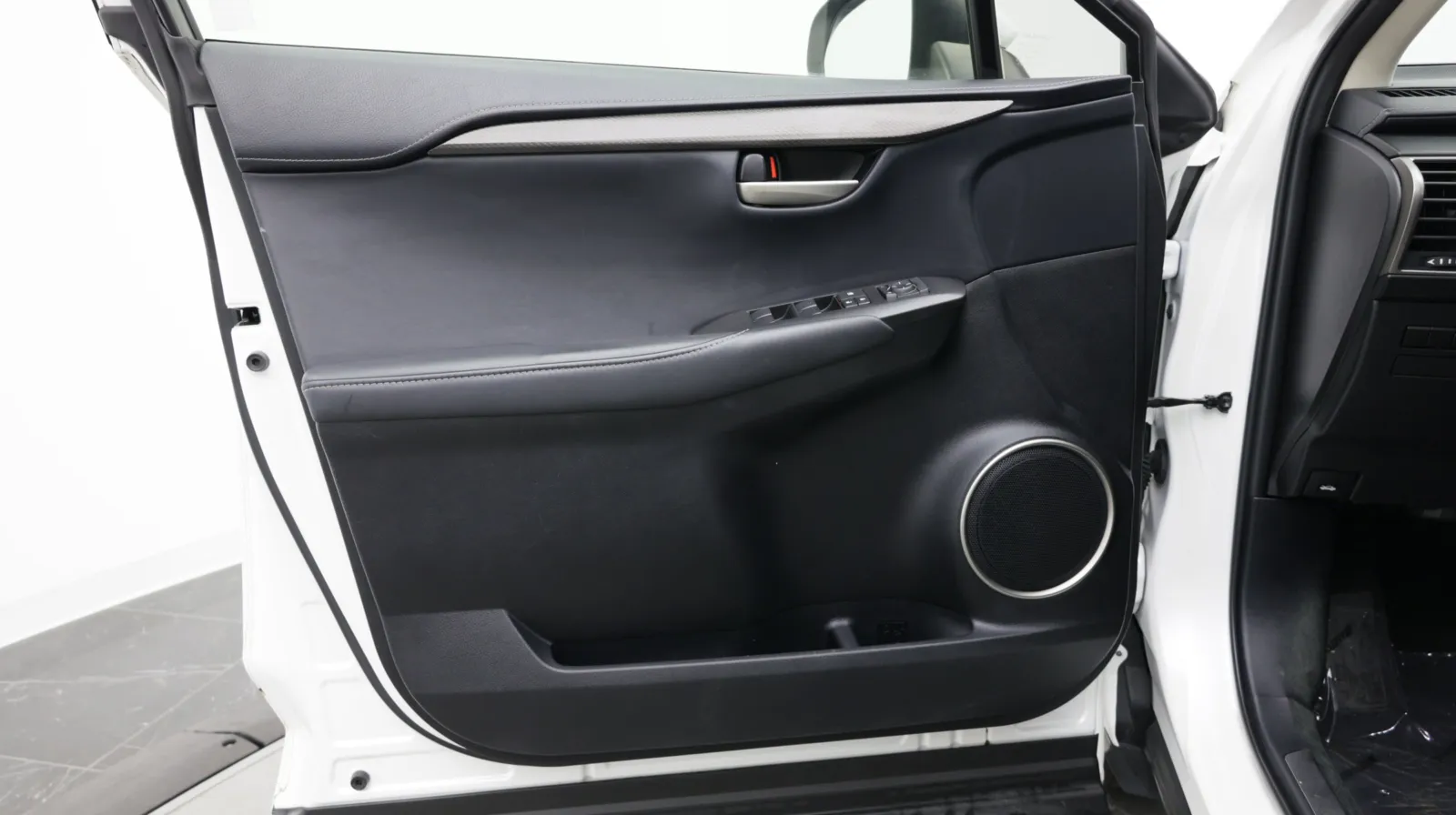 Lexus NX photo 13