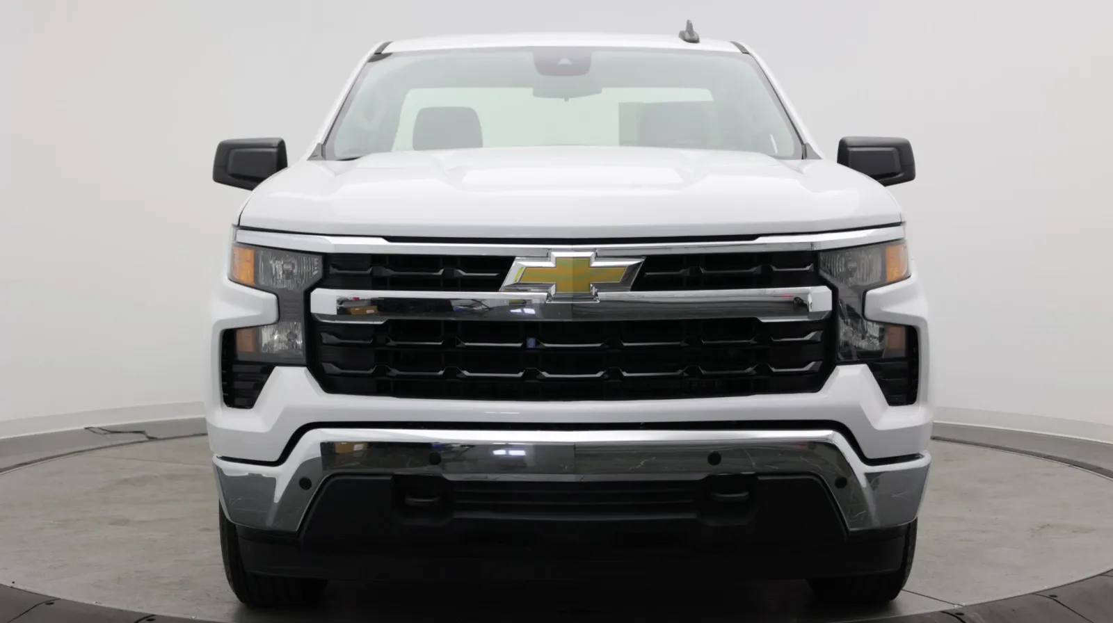 Chevrolet Silverado photo 2