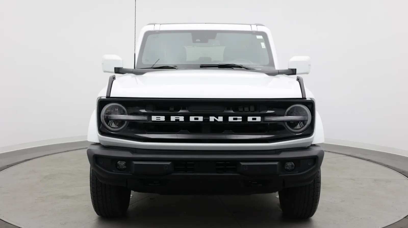 Ford Bronco photo 2