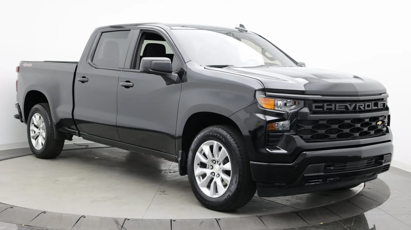 Chevrolet Silverado photo 3