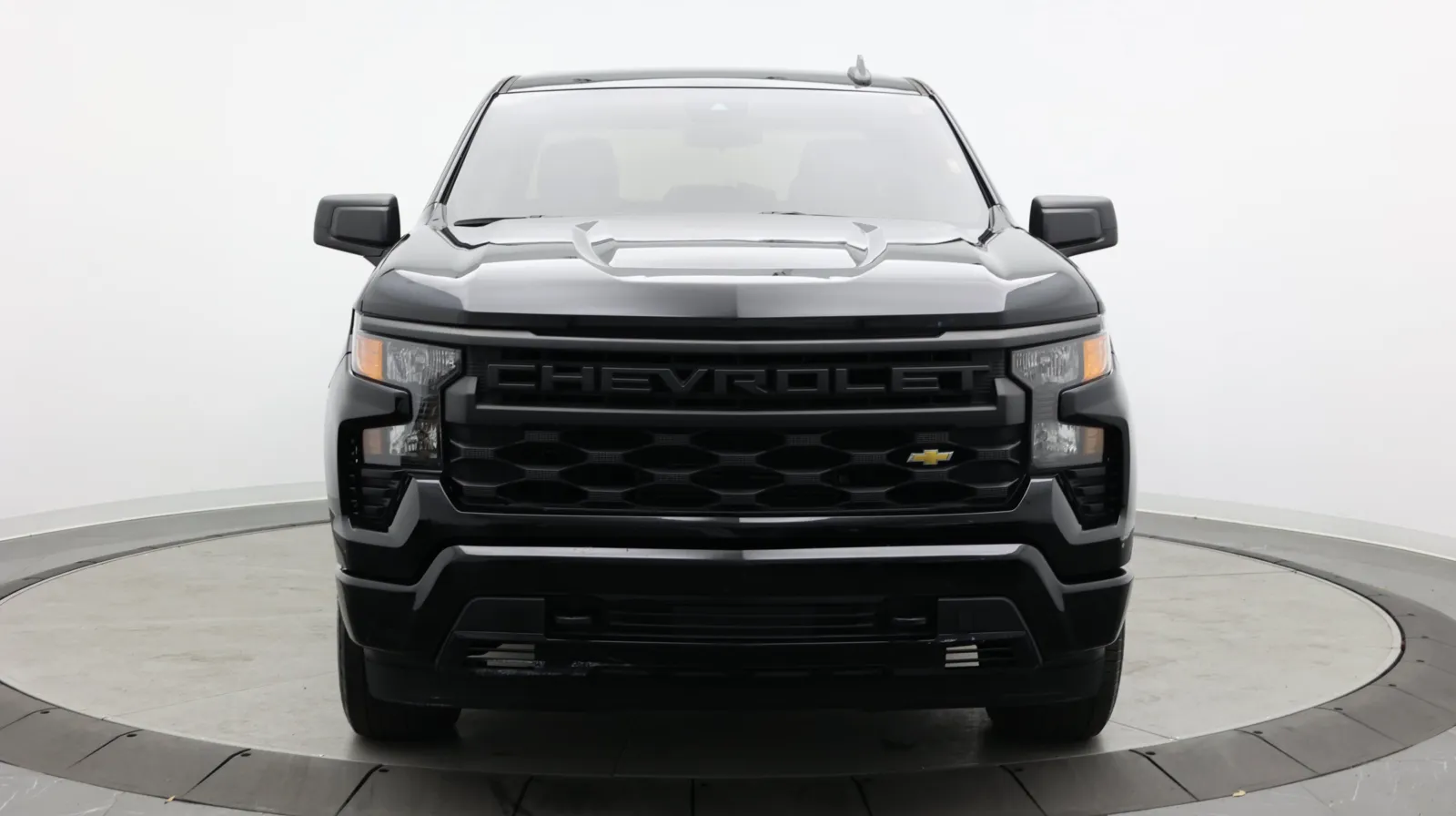 Chevrolet Silverado photo 2