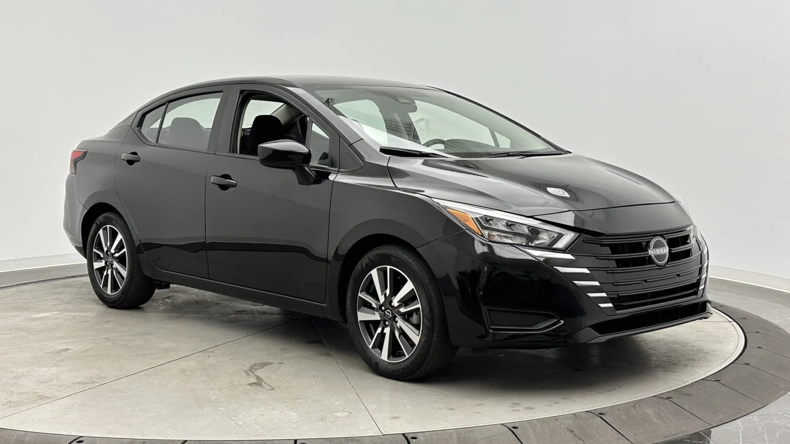 Nissan Versa photo 3