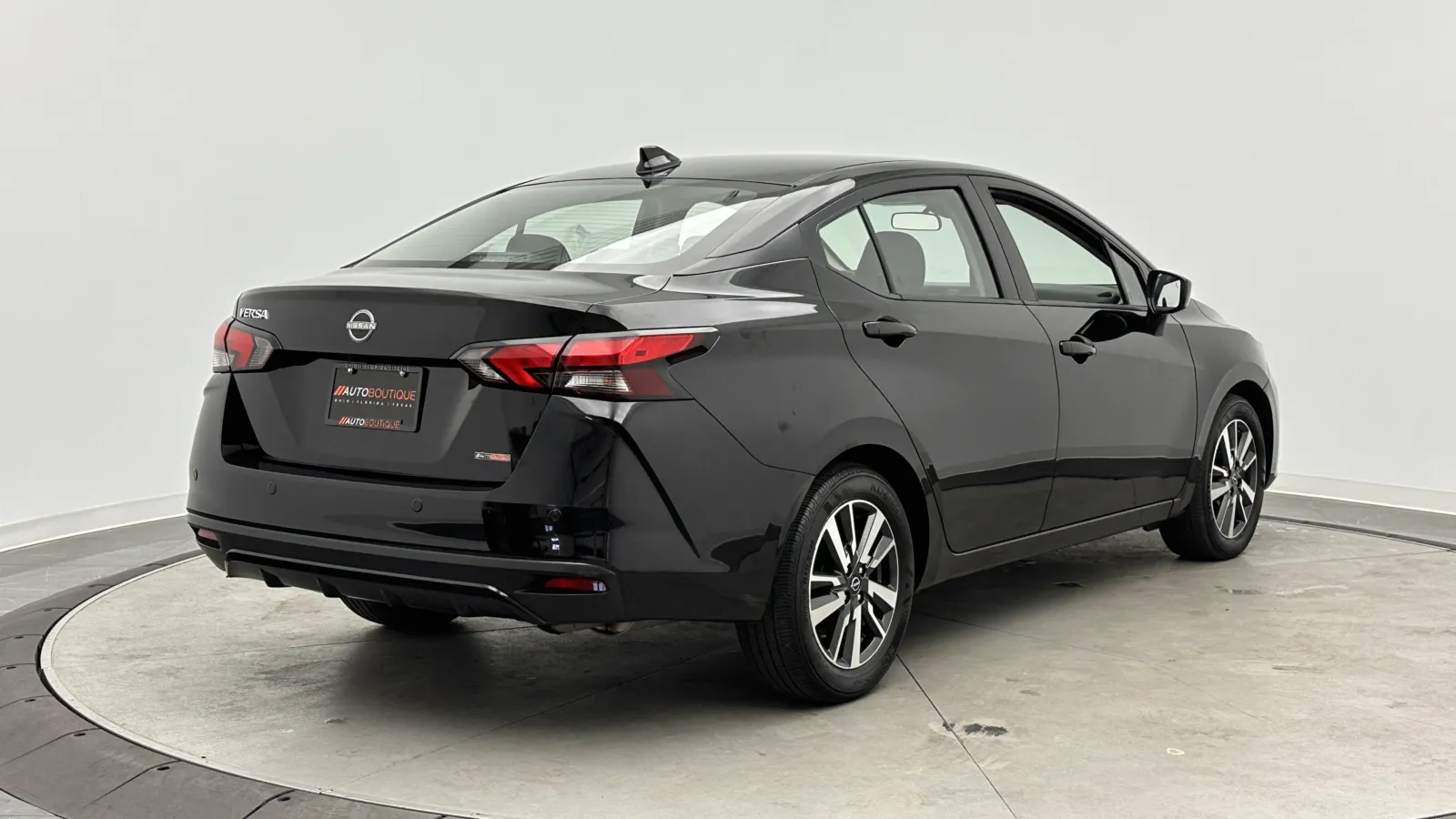Nissan Versa photo 7