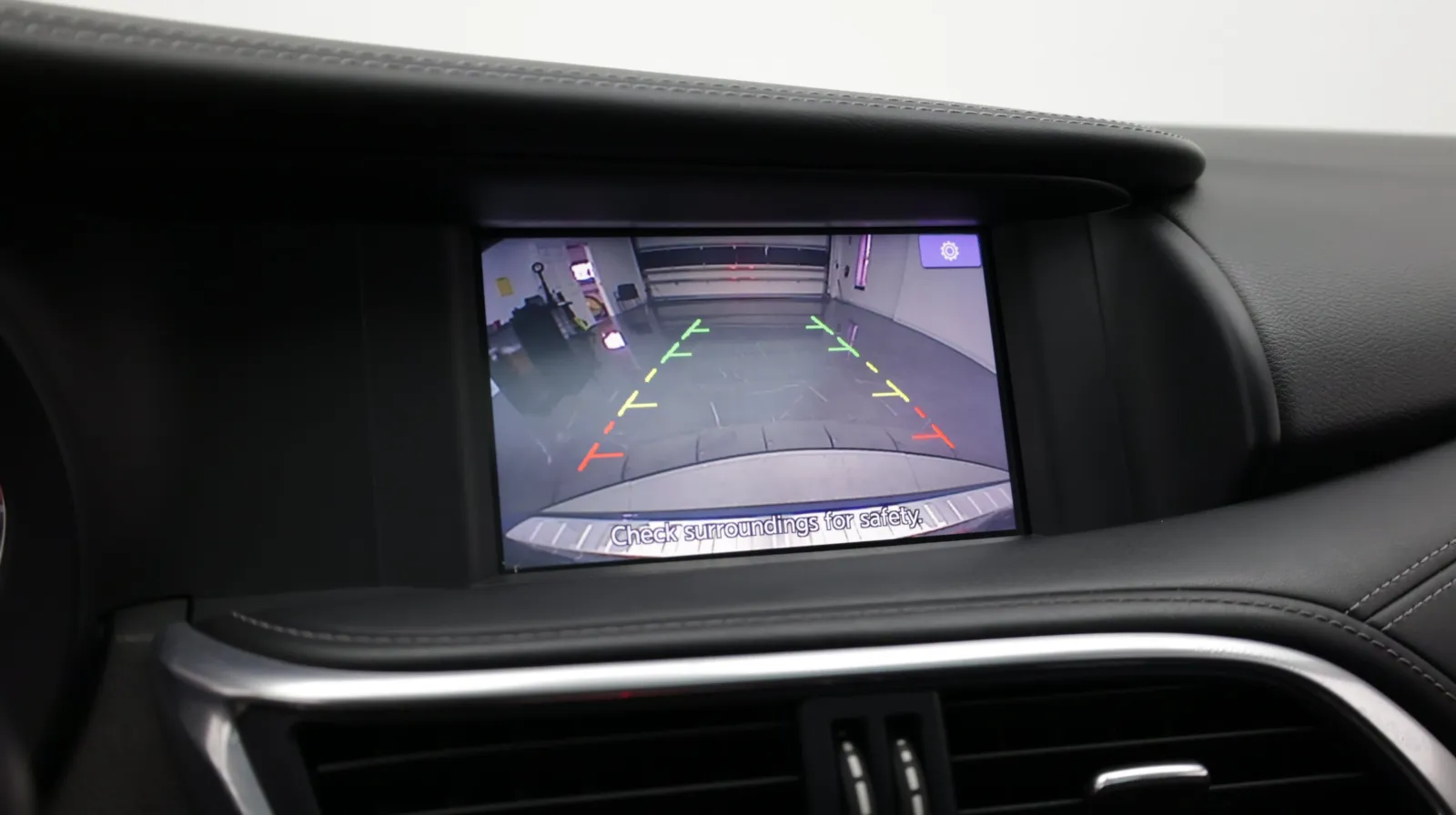 Infiniti QX30 photo 21