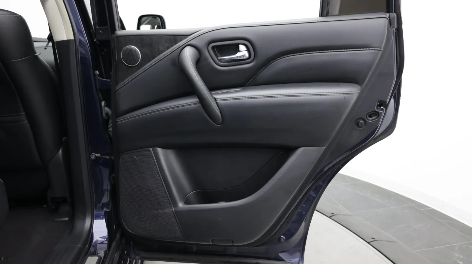Infiniti QX80 photo 38
