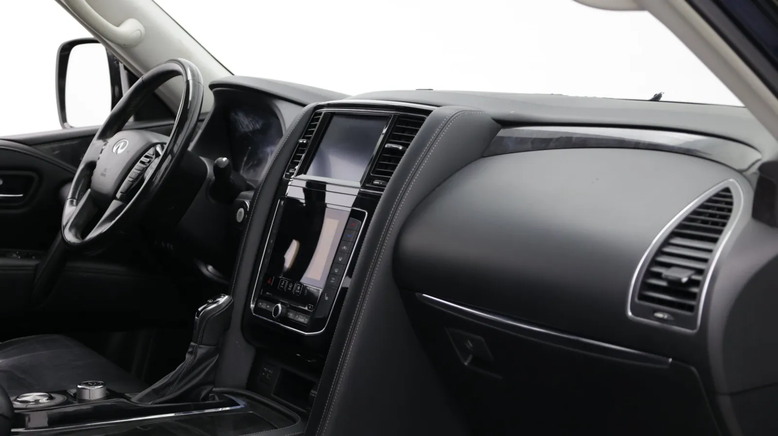 Infiniti QX80 photo 43
