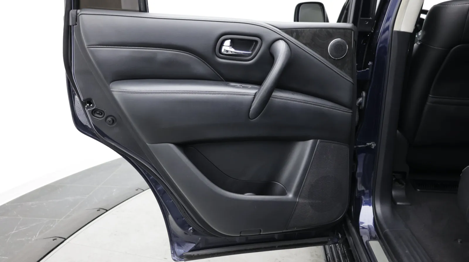 Infiniti QX80 photo 28
