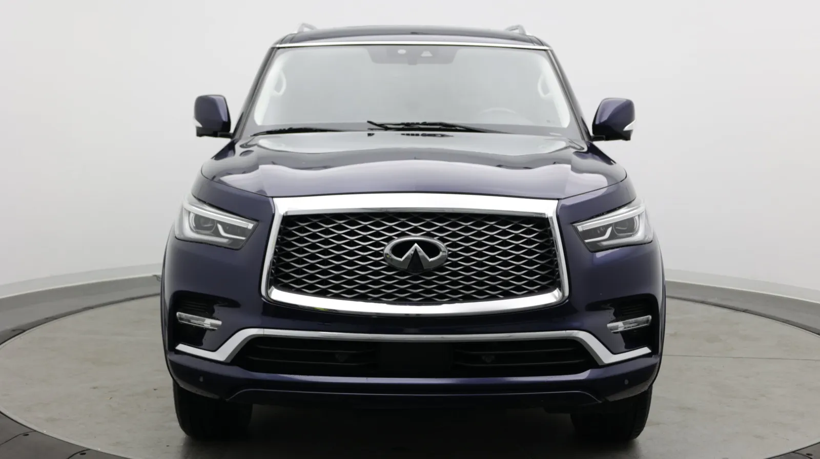 Infiniti QX80 photo 2