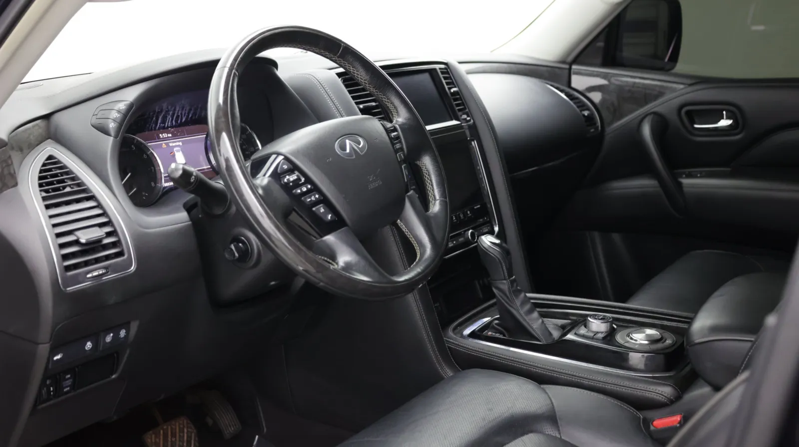 Infiniti QX80 photo 11