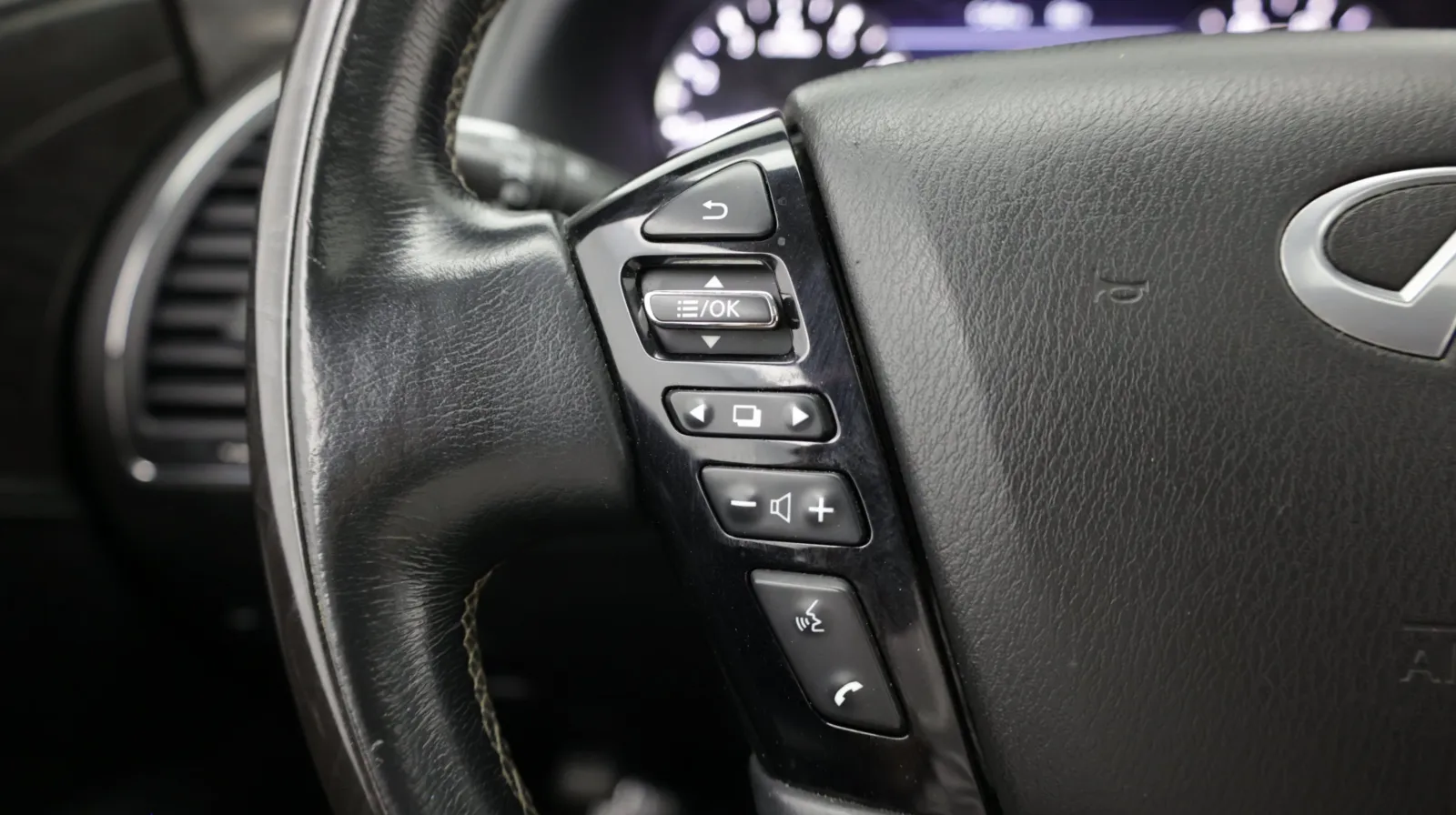 Infiniti QX80 photo 23