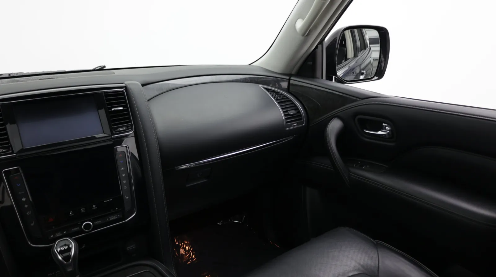 Infiniti QX80 photo 32