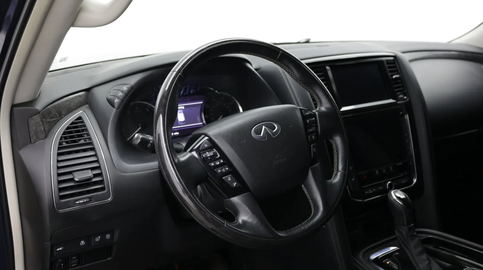 Infiniti QX80 photo 10