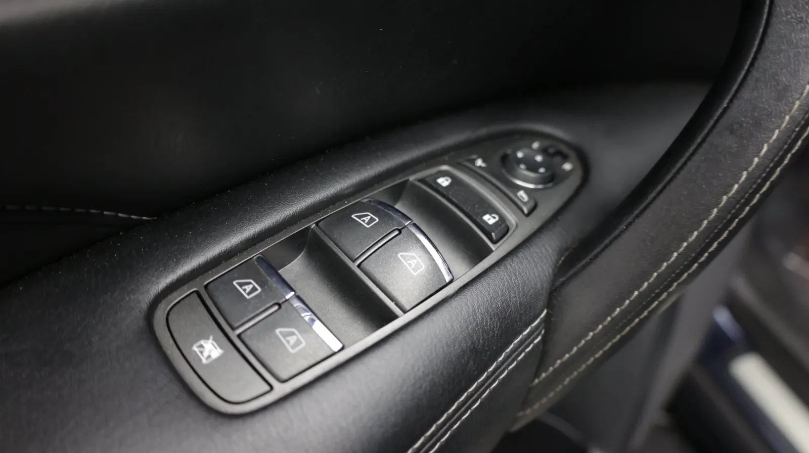 Infiniti QX80 photo 13