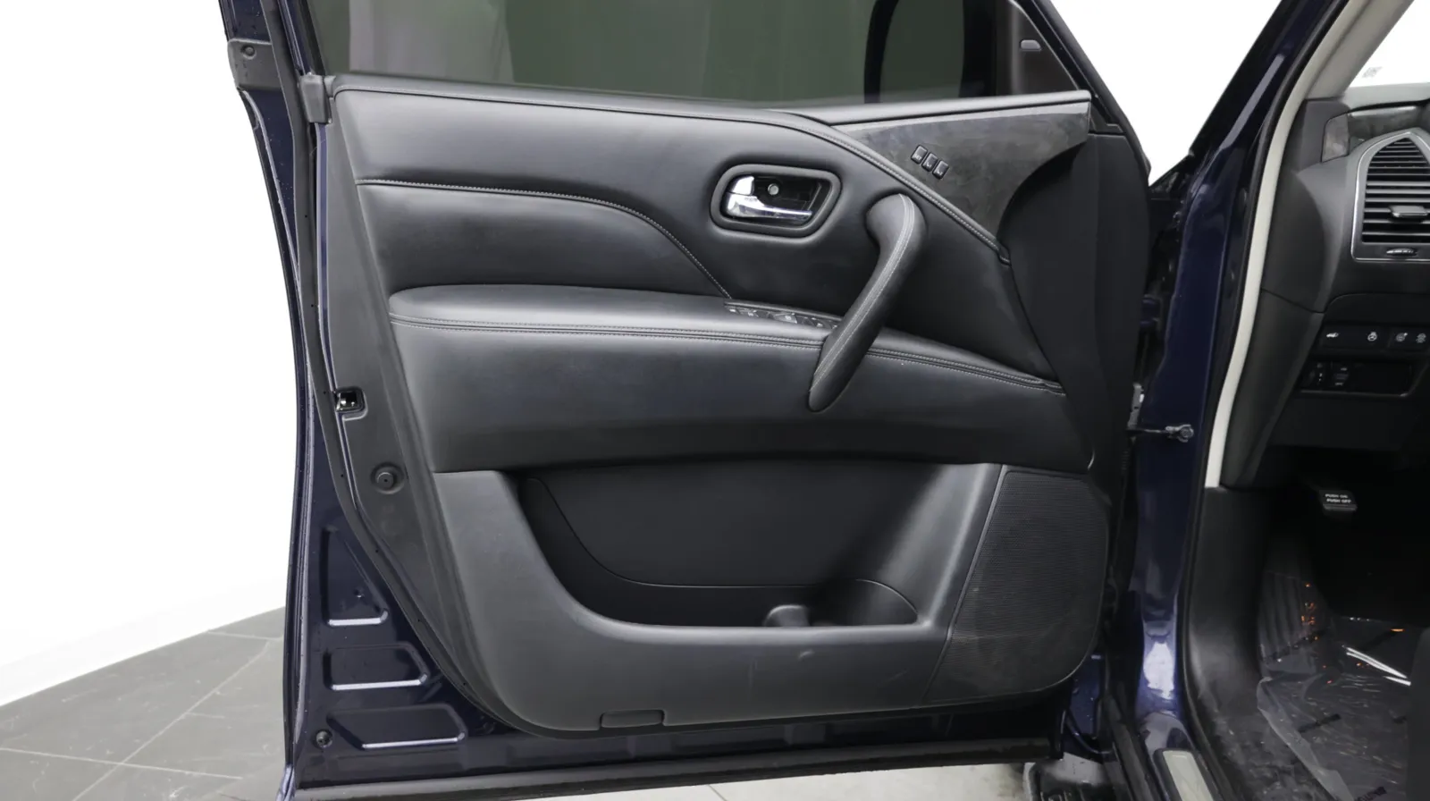 Infiniti QX80 photo 12
