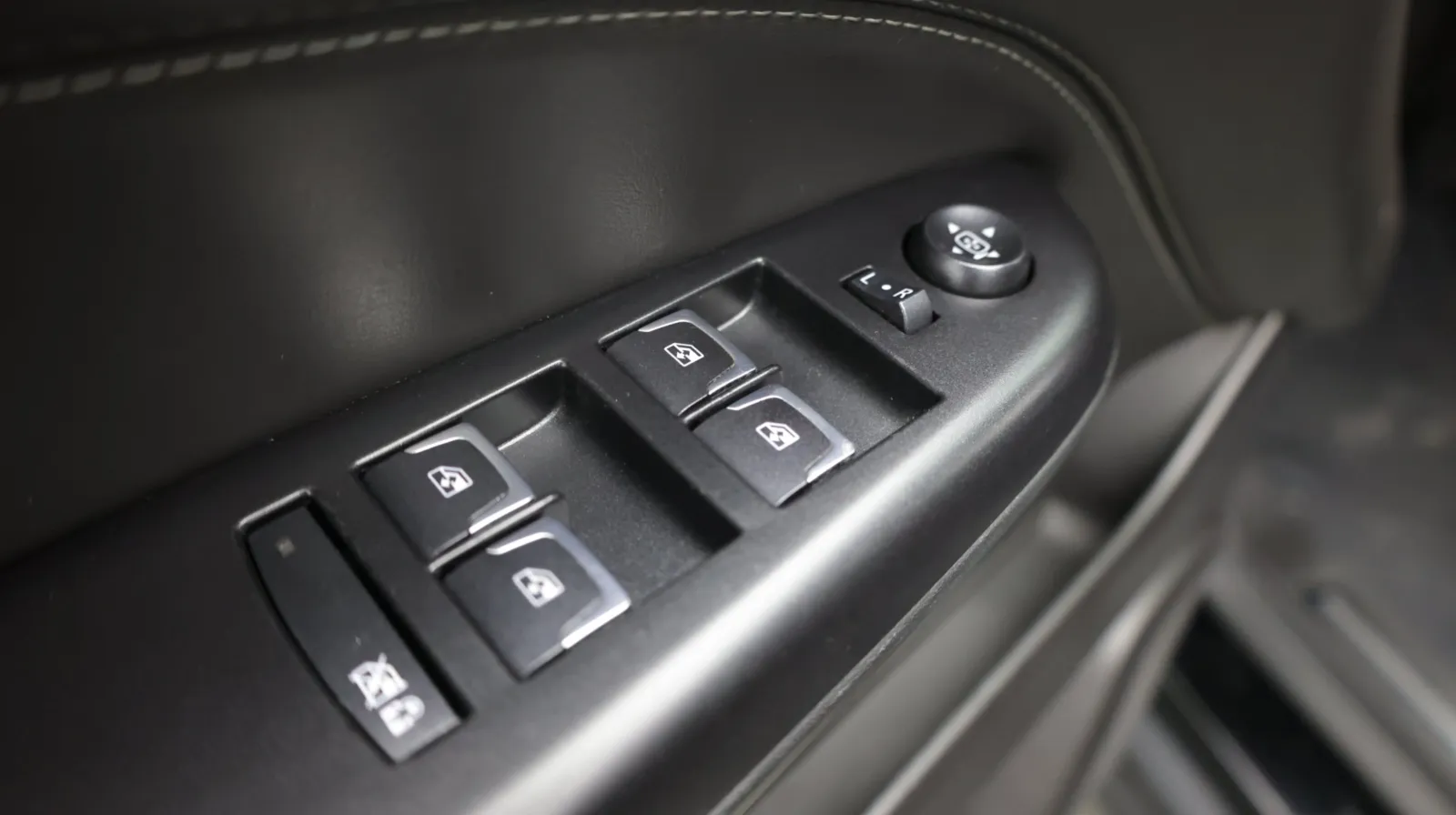 Cadillac SRX photo 12