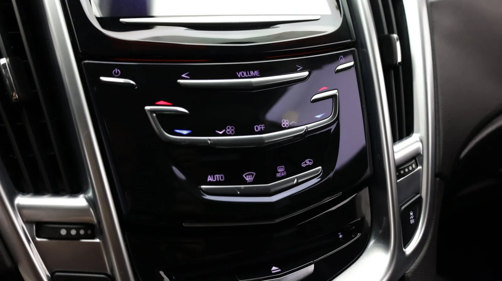 Cadillac SRX photo 15