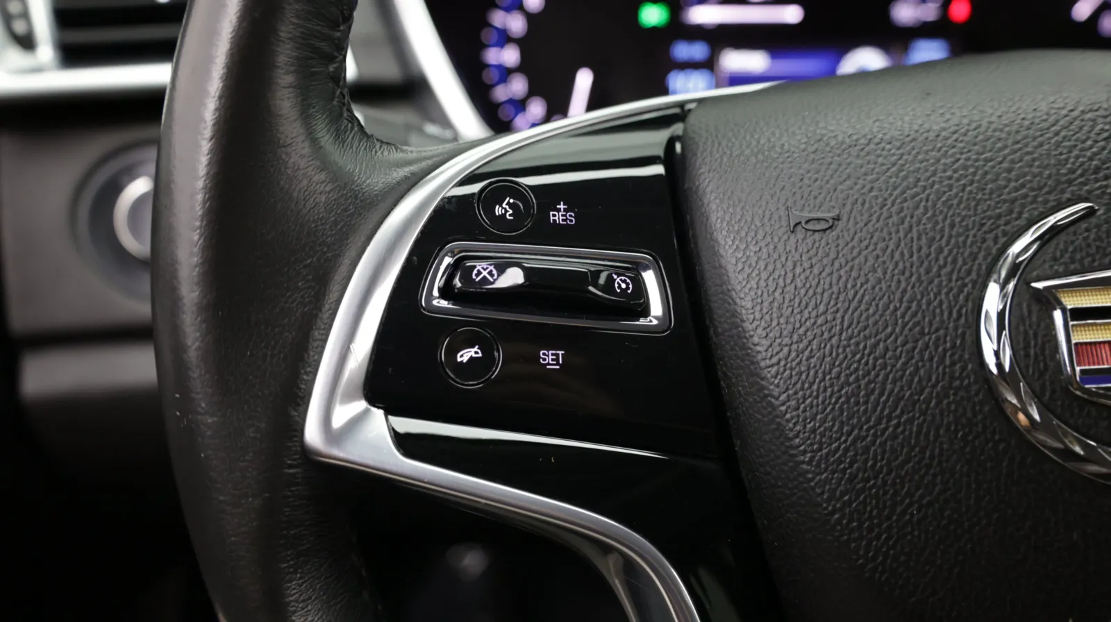 Cadillac SRX photo 17