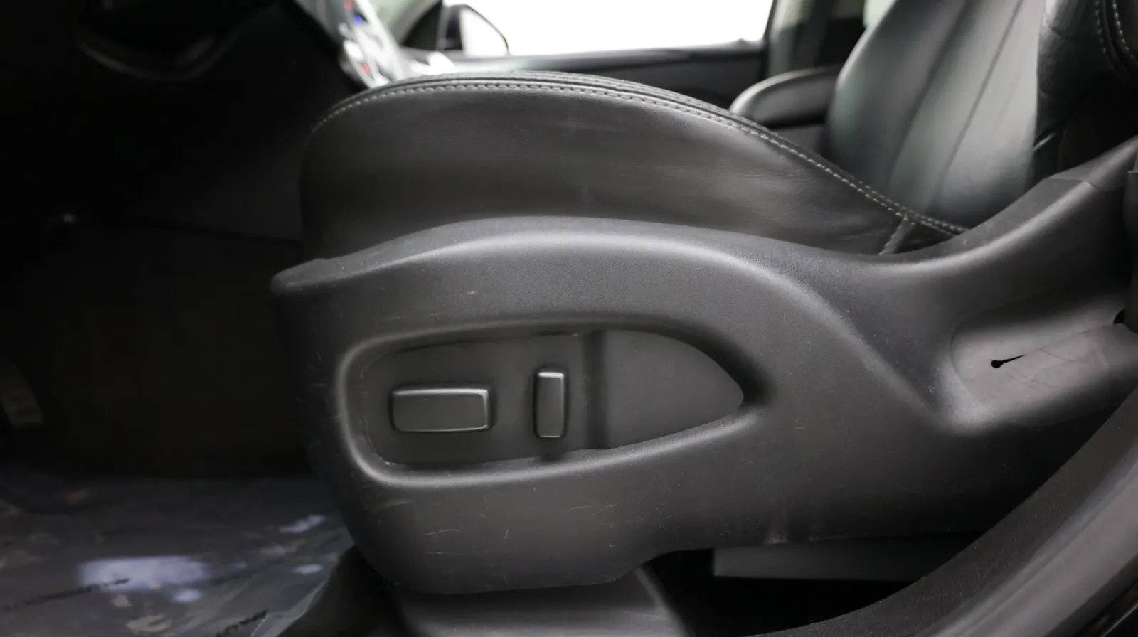 Cadillac SRX photo 13